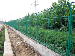 高速公路隔離柵報(bào)價(jià)、廠家選擇及路橋附屬工程建筑勞務(wù)分包指南