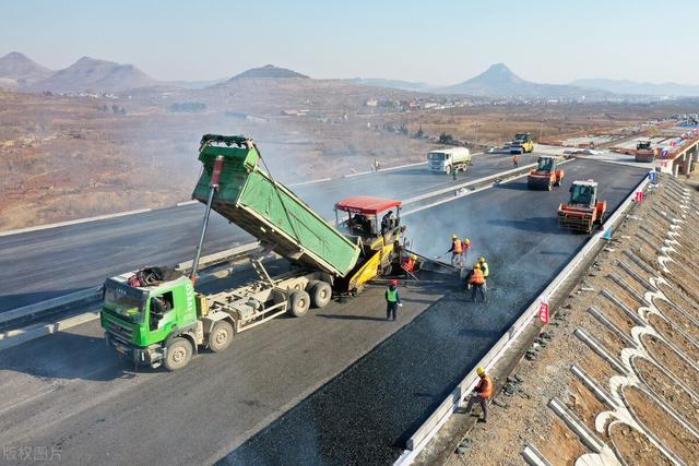 山東臨沂至滕州高速公路 瀝青攤鋪忙，發(fā)展畫卷新